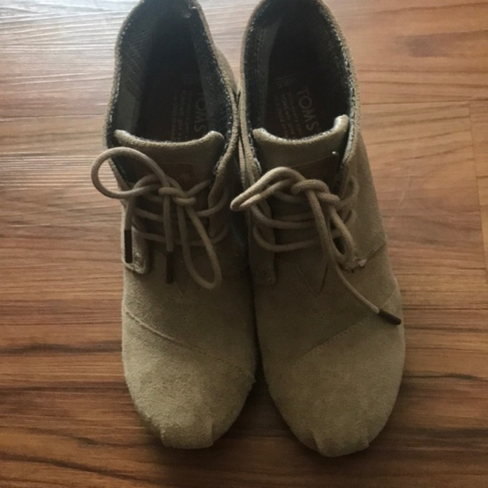 Toms wedge women ankle booties size W6.5. Used brown